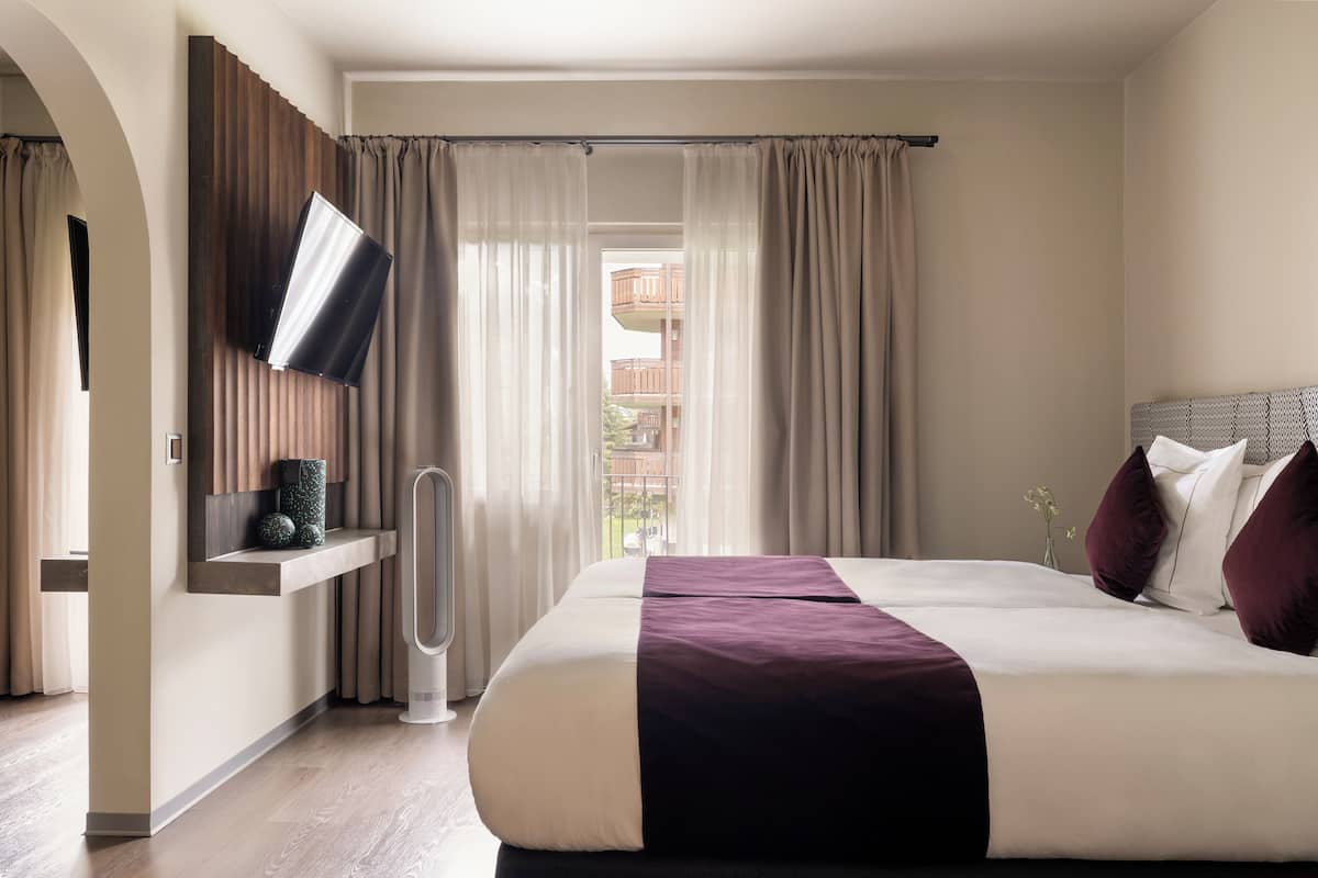 1 bedroom, hypo-allergenic bedding, minibar, in-room safe