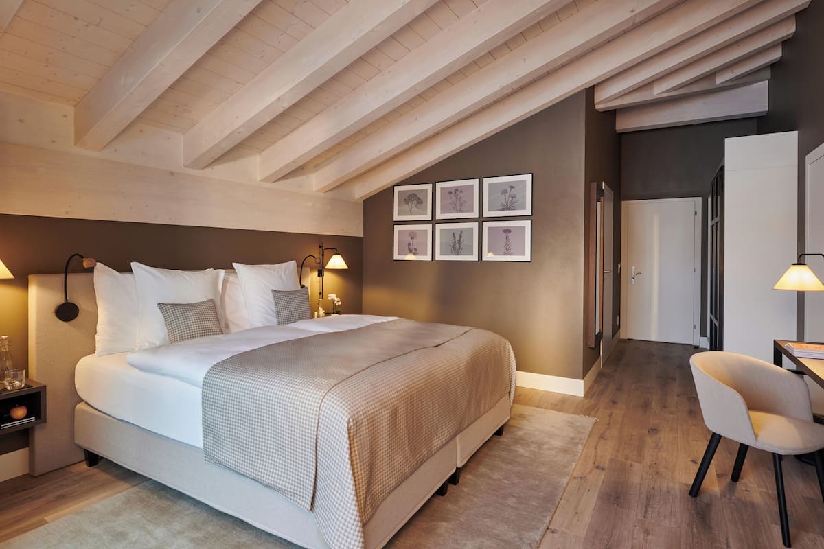 Double Room + | เครื่องนอนป้องกันสารก่อภูมิแพ้, มินิบาร์, ตู้นิรภัยในห้องพัก, โต๊ะทำงาน