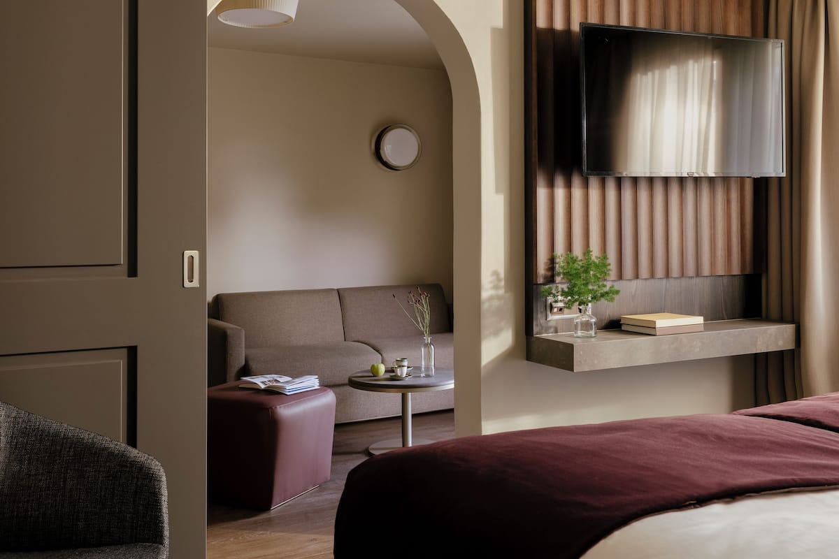 1 bedroom, hypo-allergenic bedding, minibar, in-room safe