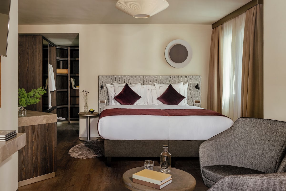 View Double Room + | เครื่องนอนป้องกันสารก่อภูมิแพ้, มินิบาร์, ตู้นิรภัยในห้องพัก, โต๊ะทำงาน