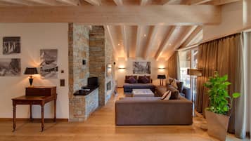 Penthouse | ๊ฑฐ์ค ๊ณต๊ฐ | ์ผ์ด๋ธ ์ฑ๋ ์์ฒญ์ด ๊ฐ๋ฅํ 70cm ํ๋ฉด TV, TV, ๋ฐ๋ฅ ๋๋ฐฉ/์จ๋