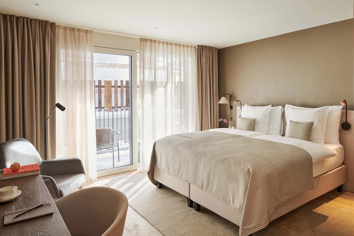 1 bedroom, hypo-allergenic bedding, minibar, in-room safe