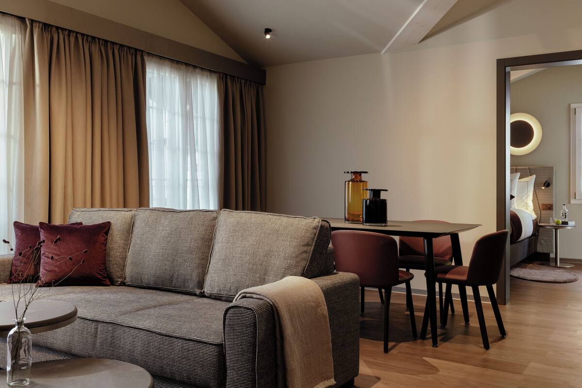 Friends & Family Suite + | เครื่องนอนป้องกันสารก่อภูมิแพ้, มินิบาร์, ตู้นิรภัยในห้องพัก, โต๊ะทำงาน