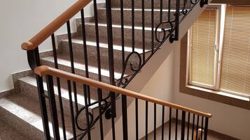 المنشأة من الداخل