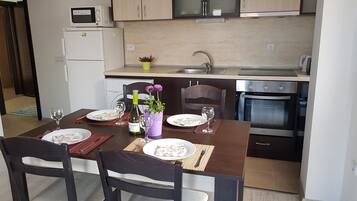 Apartment, 2 Bedrooms | Private kitchen | Fridge, microwave, oven, stovetop