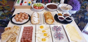 Sarapan ala kontinental setiap hari (EUR 3.58 per orang)