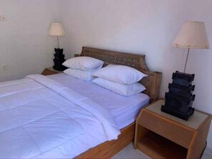Desk, soundproofing, bed sheets - Art Canggu Village (Canggu)