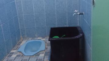 Shower, rainfall showerhead, free toiletries, towels