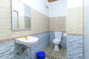 Standard Room | Bathroom | Shower, towels - Kompyang Rai Guest House (Canggu)
