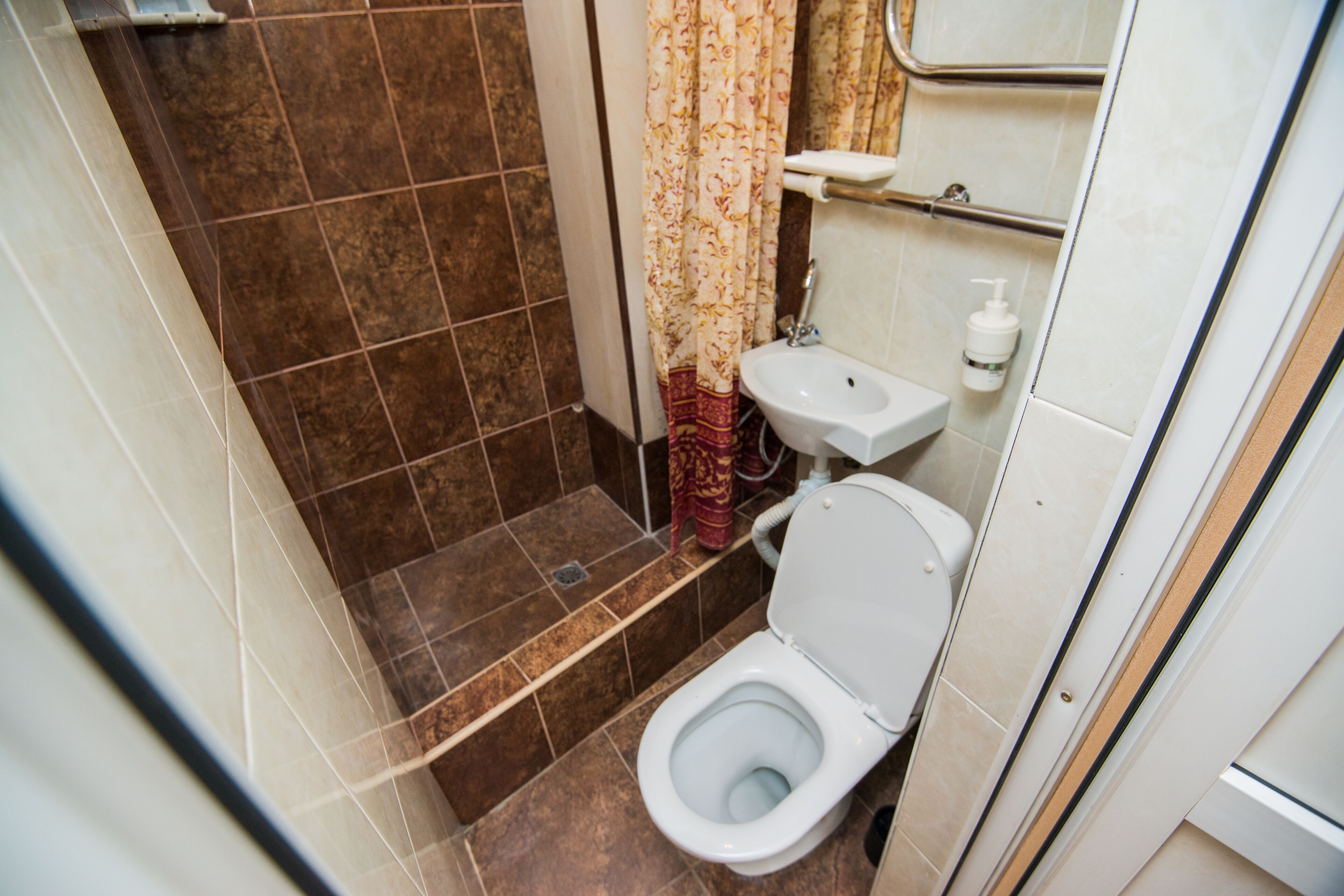 Kahden hengen economy-huone | Kylpyhuone | Suihku, tohvelit, pyyhkeet, saippua