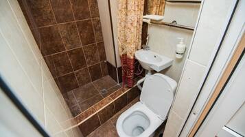 Kahden hengen economy-huone | Kylpyhuone | Suihku, tohvelit, pyyhkeet, saippua