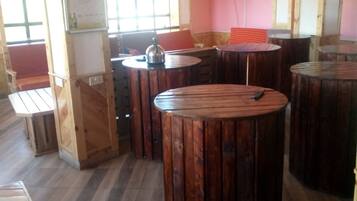 Bar (trong khuôn viên)