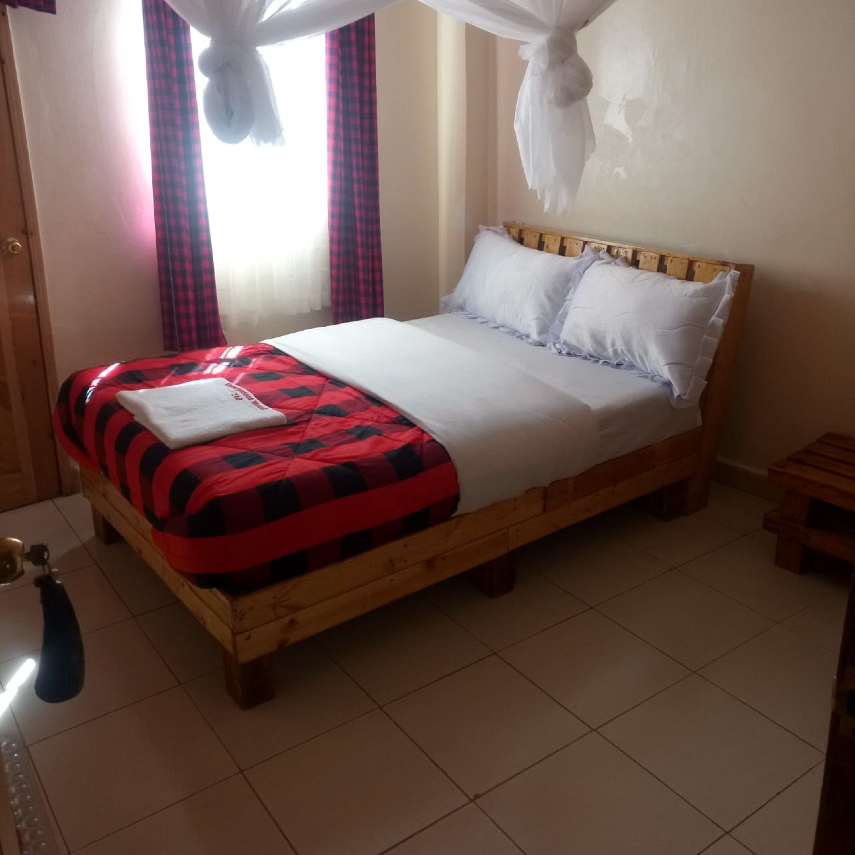 Een bureau, gratis wifi, beddengoed
