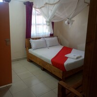 Escritorio, wifi gratis y ropa de cama 