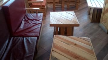 供应早餐、午餐和晚餐,地方菜