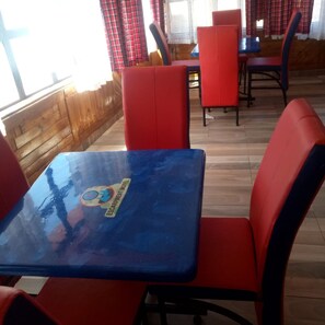 Frühstück, Mittagessen, Abendessen, lokale Küche 