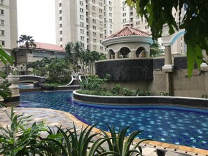 Una piscina al aire libre