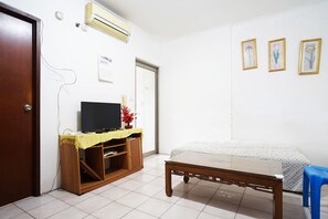 Apartemen Standar (2 Bedroom) | 2 kamar tidur, brankas, meja kerja, dan setrika/meja setrika