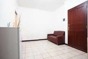 2 bedrooms, in-room safe, desk, iron/ironing board - Apartment Mediterania I (Jakarta)