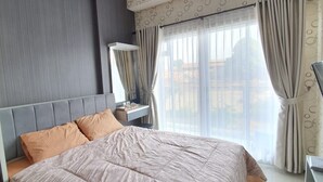 Een moderne slaapkamer met een groot bed, een nachtkastje, een spiegel en een raam met gordijnen.