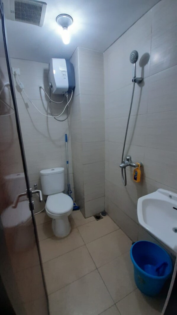 Un baño pequeño con inodoro, bidé y lavamanos.