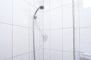 Standard Room | Bathroom | Shower, towels