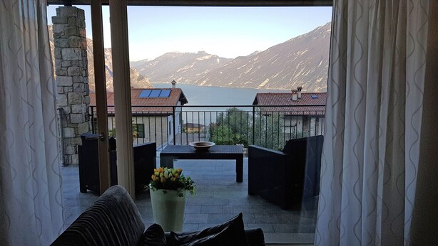 A balcony with a view of mountains and a lake. - Villetta sogno sul lago (Tremosine)