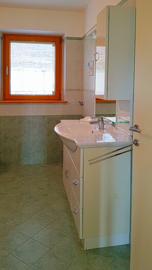 Shower, towels - Teresa Appartamento Vista (Tremosine)