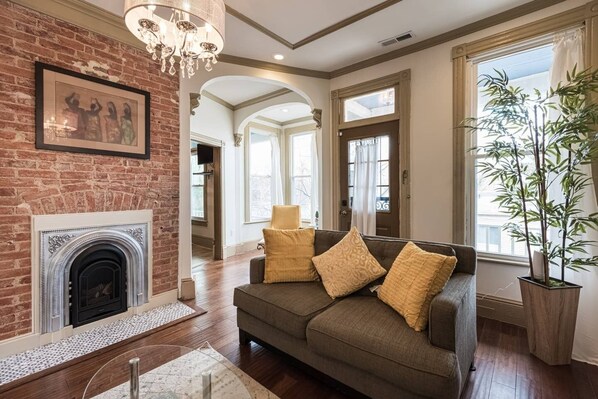 Smart TV, chimenea y libros 