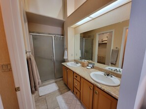 Combined shower/bathtub, hair dryer, towels - Pet Friendly Omni Golf Course Views from Open floor plan with yard-garage (Tucson)
