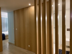 3 slaapkamers, een bureau, geluiddichte muren