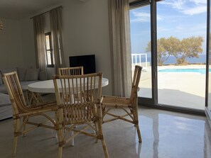 Villa Deluxe - 2 sovrum - mot vattnet | Eget kök | Kylskåp, mikrovågsugn, ugn och spishäll