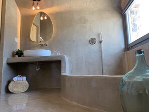 Villa Deluxe - 2 sovrum - mot vattnet | Badrum | Dusch, duschhuvud med massagefunktion, lyxtoalettartiklar och hårtork