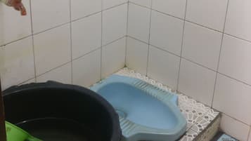 Kamar Double Standar | Kamar mandi | Shower dan handuk