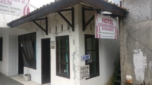 Il s’agit d’un immeuble portant une enseigne indiquant qu’il s’agit d’un hôtel appelé « HOTEL TERATAI PUTIH 2 BATURRADAEN », et qui propose des équipements tels qu’une télévision et la climatisation.