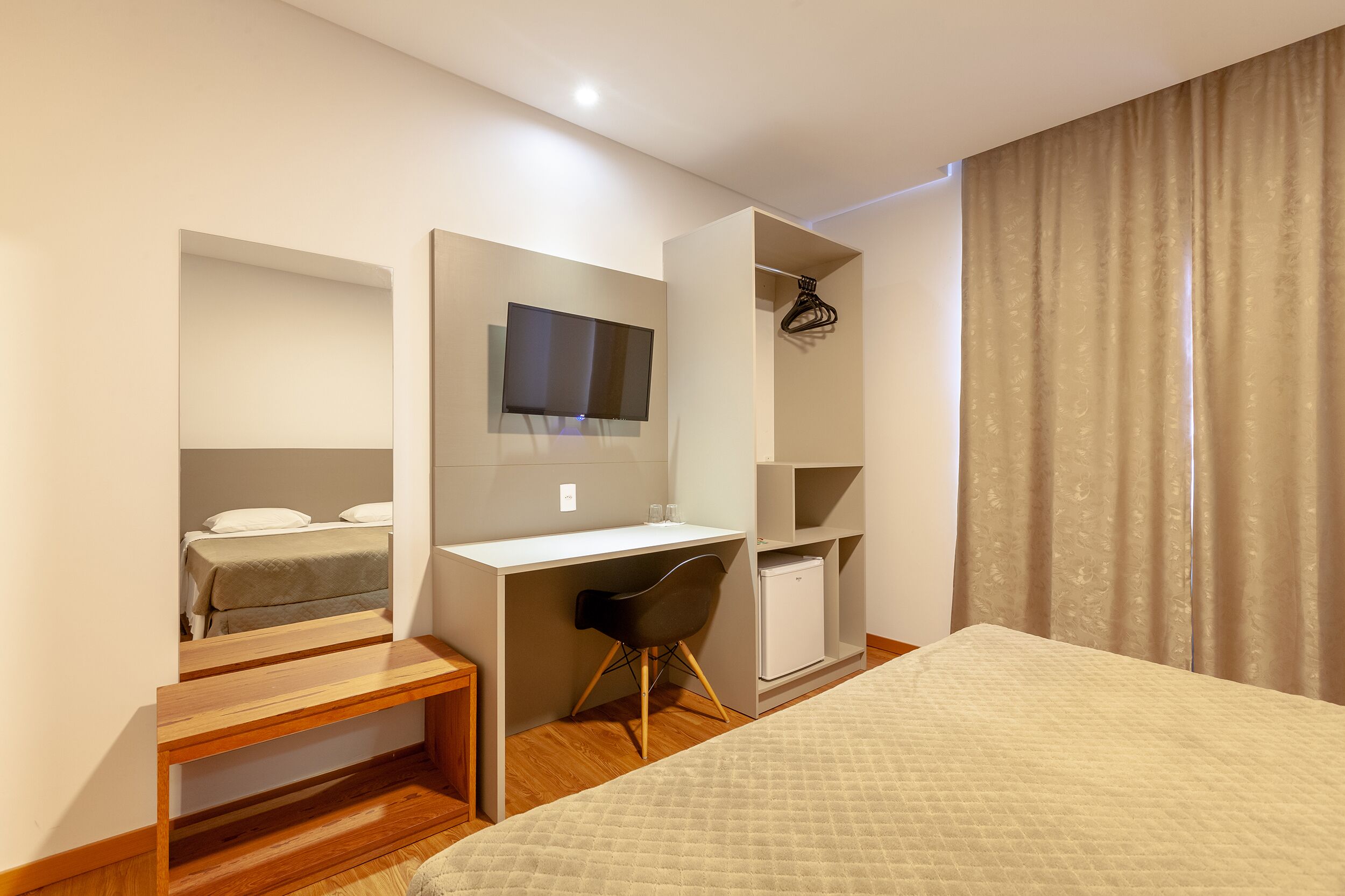 1 bedroom, minibar, desk, laptop workspace