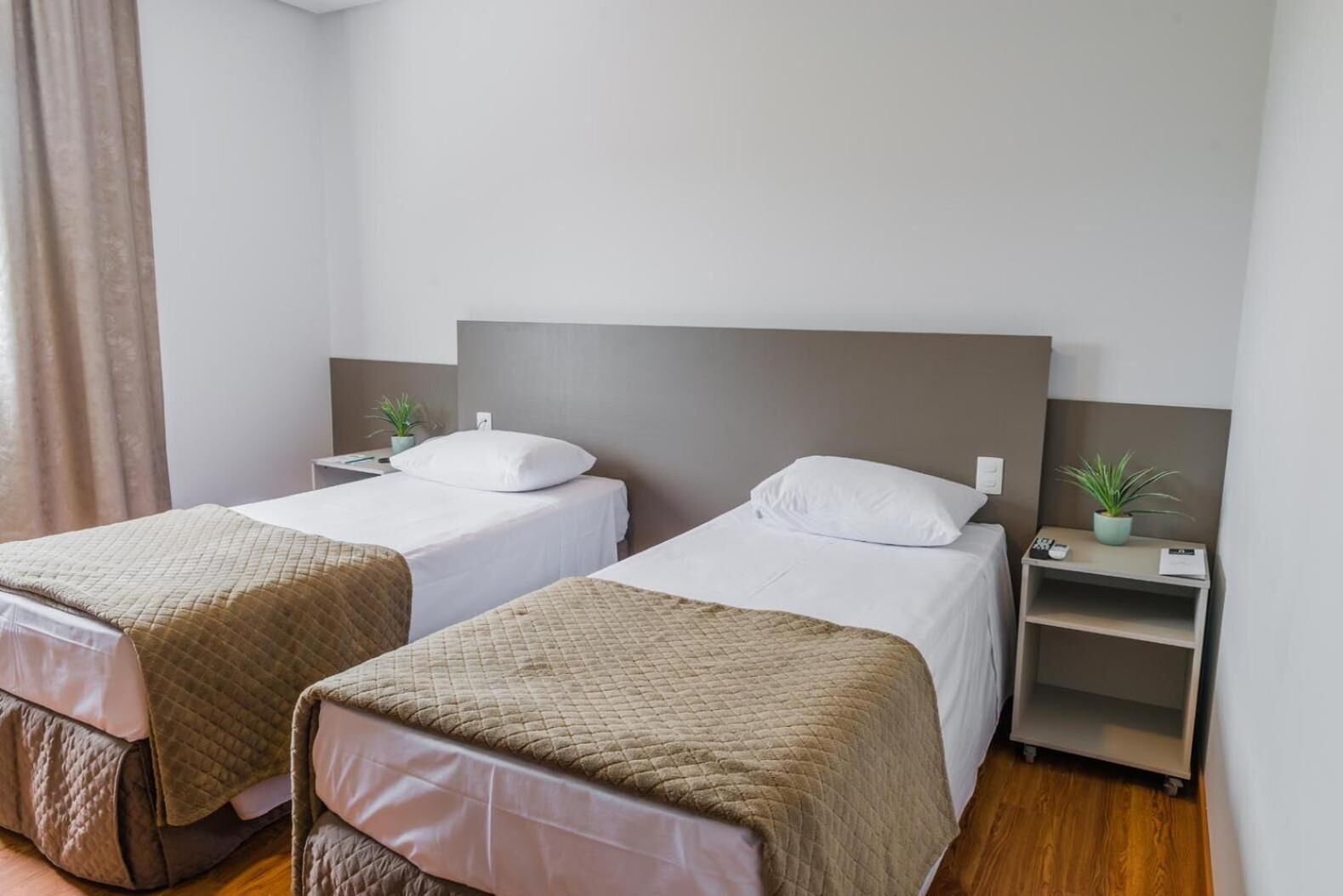 deluxe twin room | 1 bedroom, minibar, desk, laptop workspace