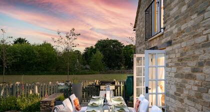 Chic Multi Award winning 5* Luxury Cotswold Cottage - Sleeps 8