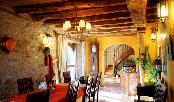Dining - Chambres & Jardin de Pierres is a charming guest house in Quercy (Espédaillac)