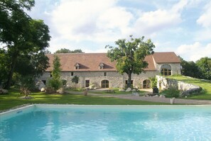 Outdoor pool - Chambres & Jardin de Pierres is a charming guest house in Quercy (Espédaillac)