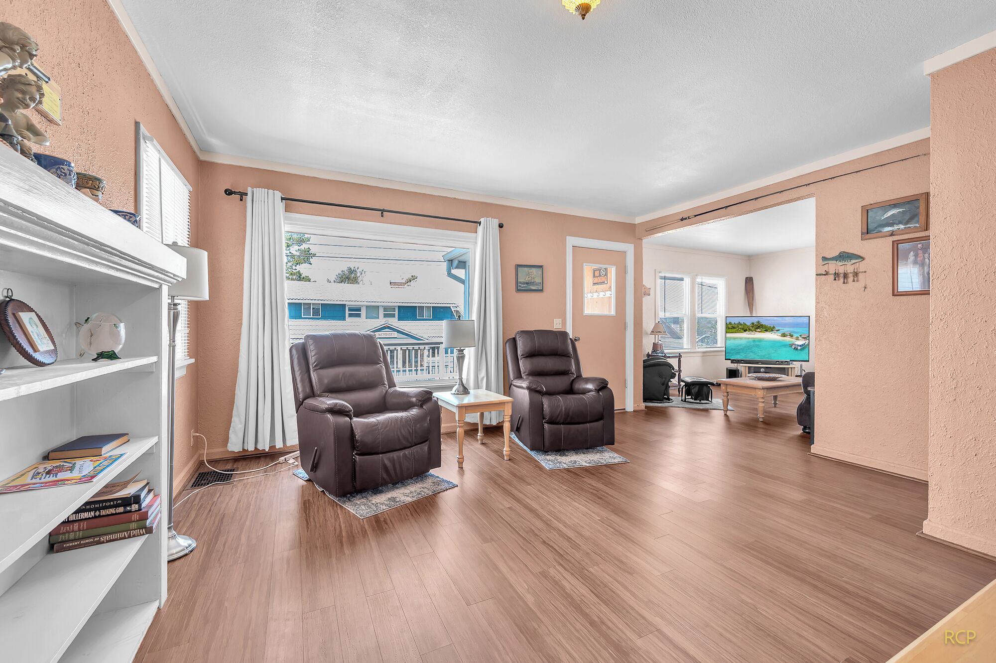 Smart-tv, een dvd-speler en tafelvoetbal