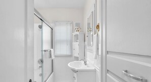 Duschwanne, kostenlose Toilettenartikel, Handtücher