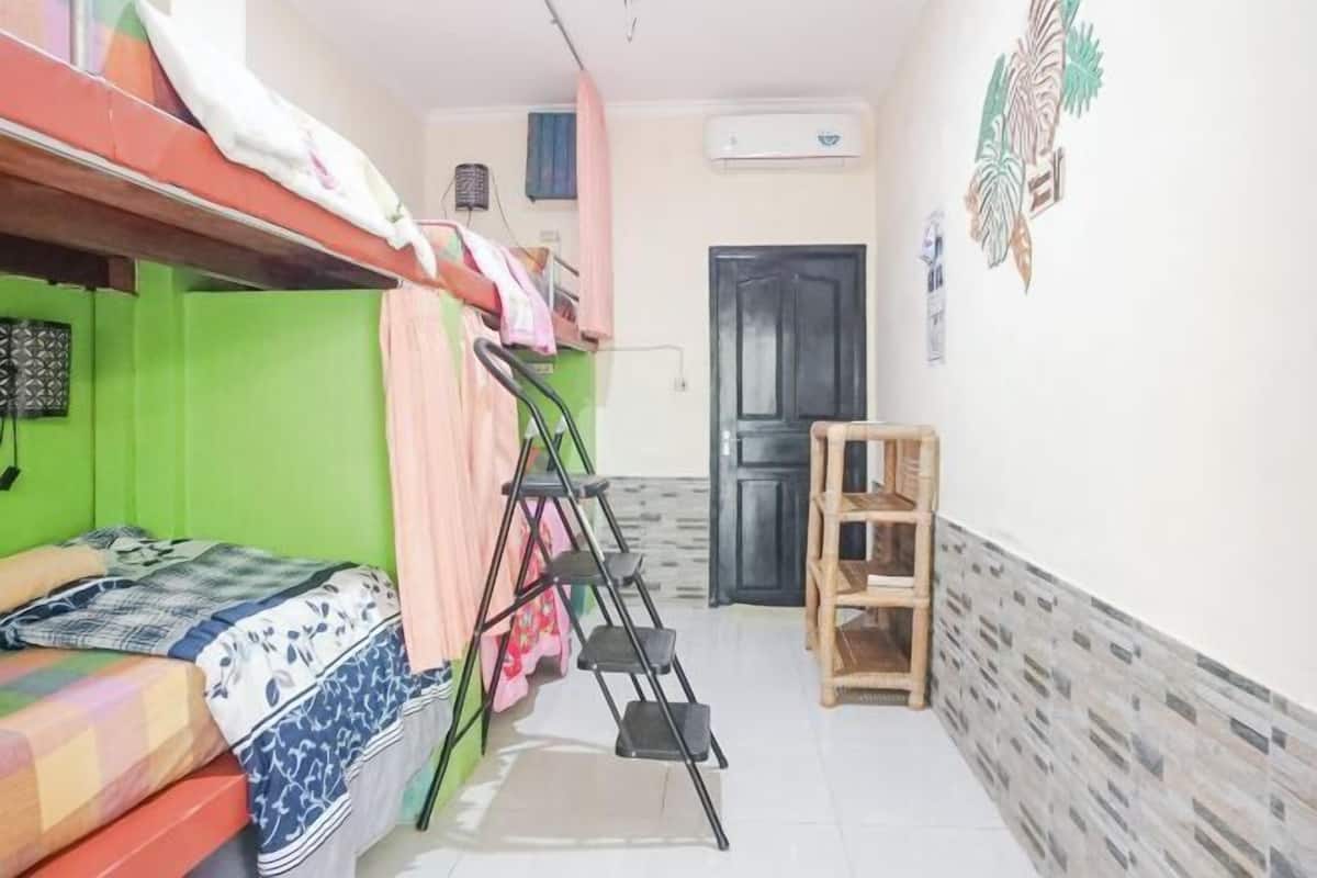 Escritorio, wifi gratis y ropa de cama