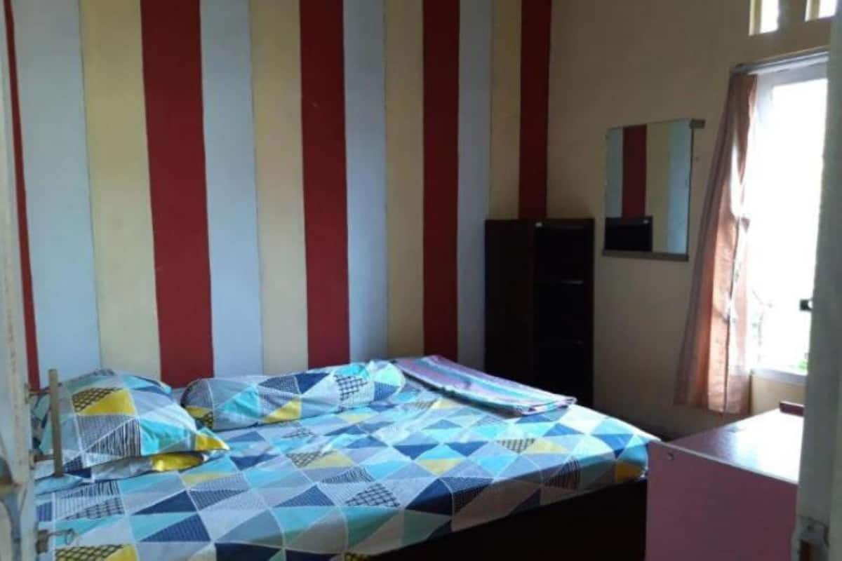 Escritorio y ropa de cama