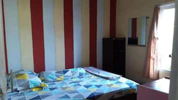 Meja kerja dan seprai linen