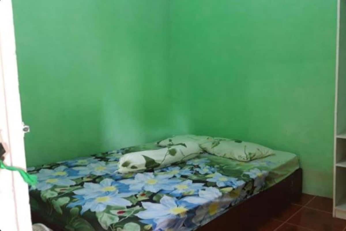 Escritorio y ropa de cama