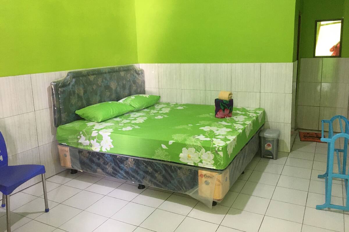 Desk, free WiFi, bed sheets
