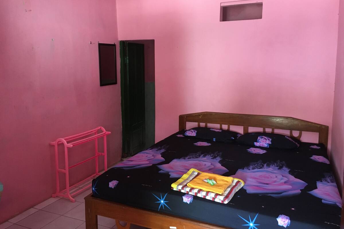 Economy Double Room with Fan | Desk, free WiFi, bed sheets