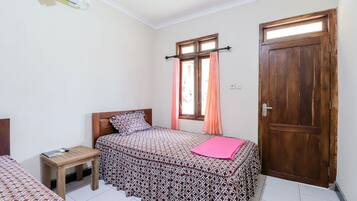 Kamar Keluarga | Meja kerja dan seprai linen