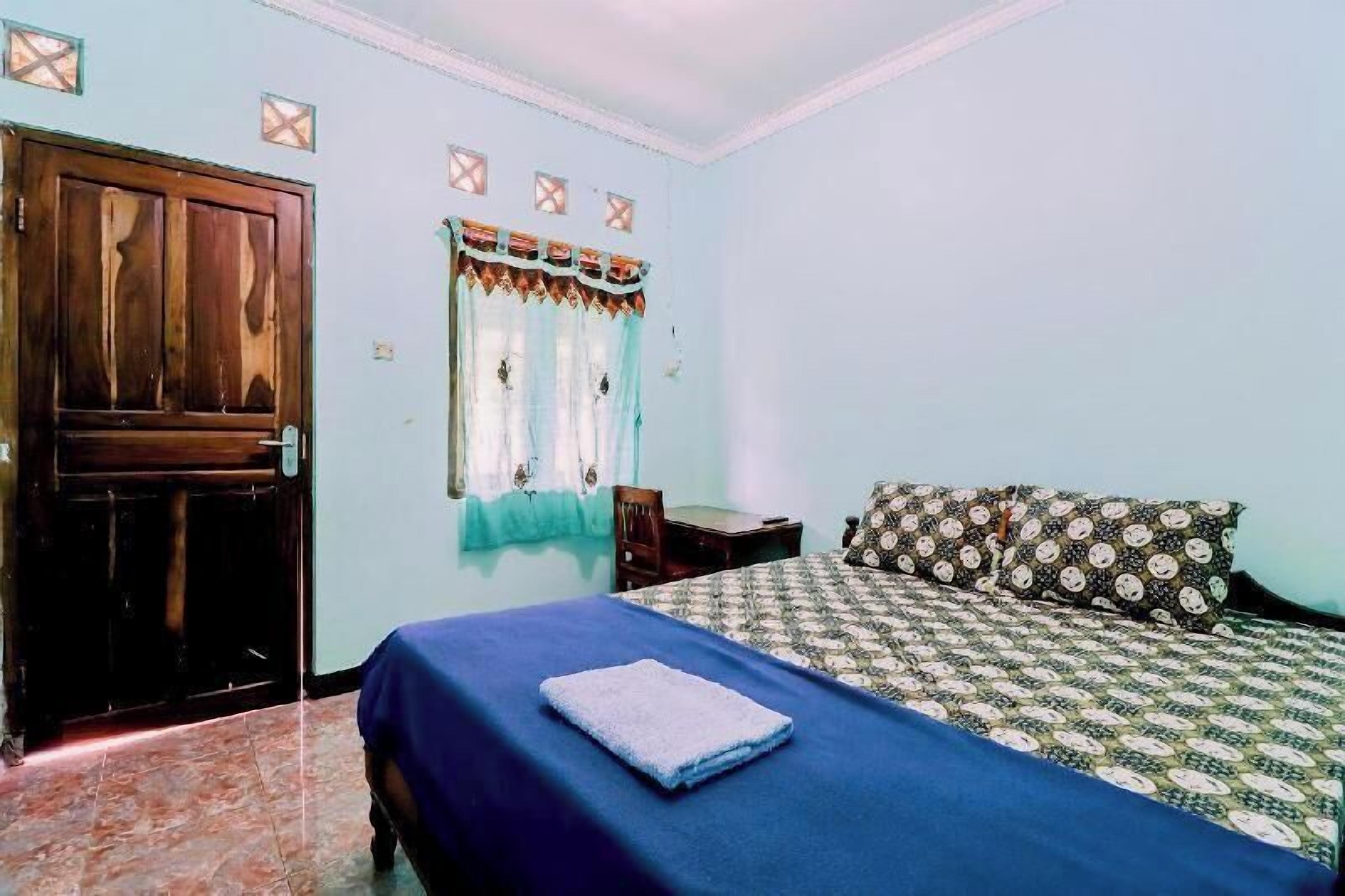 Desk, bed sheets